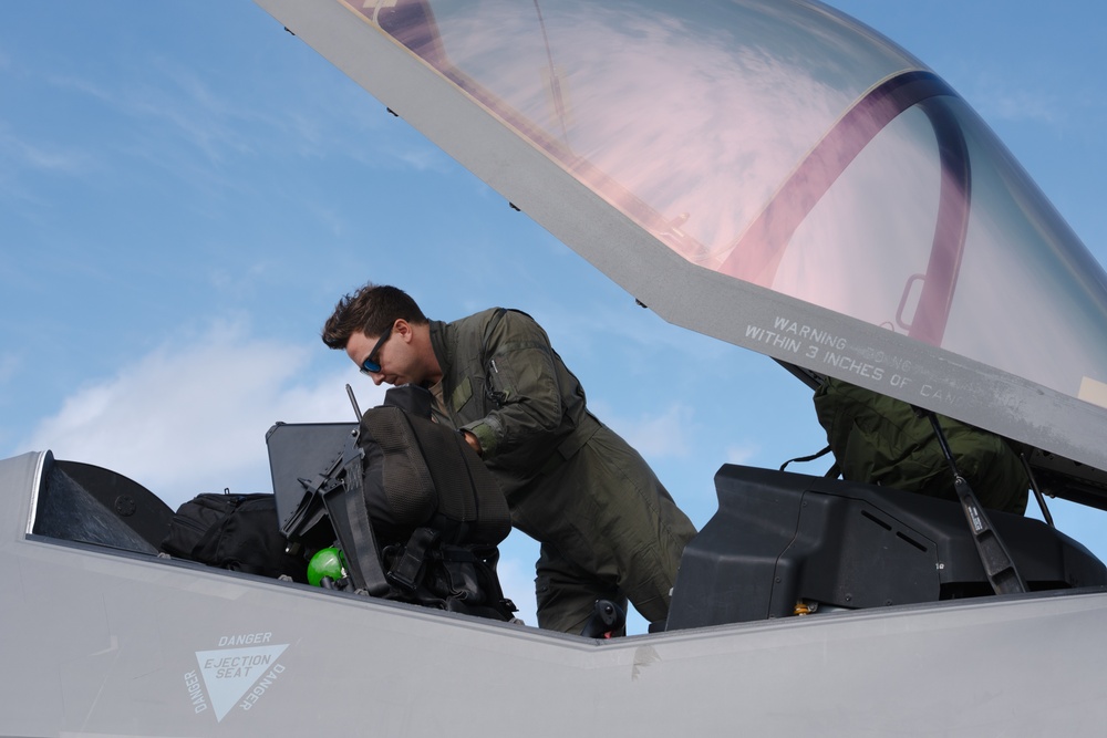 F-35s return to Eglin after NFL flyover