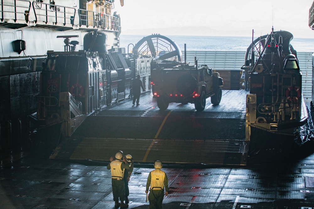 ACU-5 LCACs conduct Ship-to-shore Movements with 15th MEU