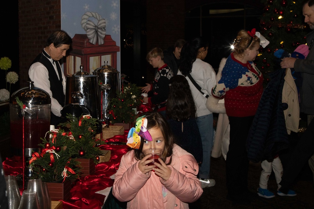 USAG Yongsan hosts tree lighting ceremony