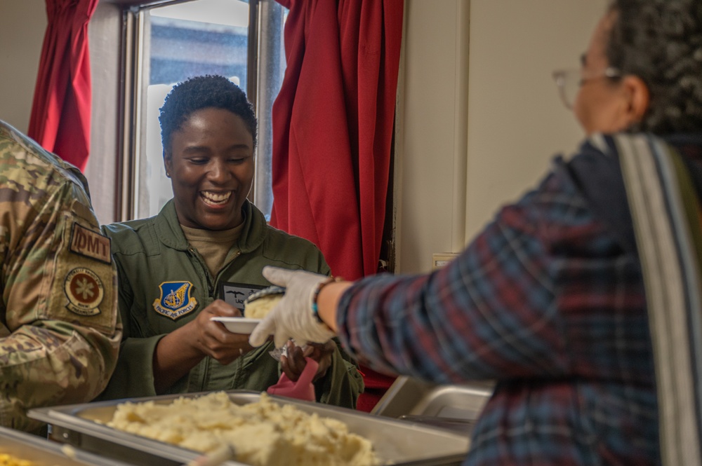USO brings warm meals to Kunsan Airmen