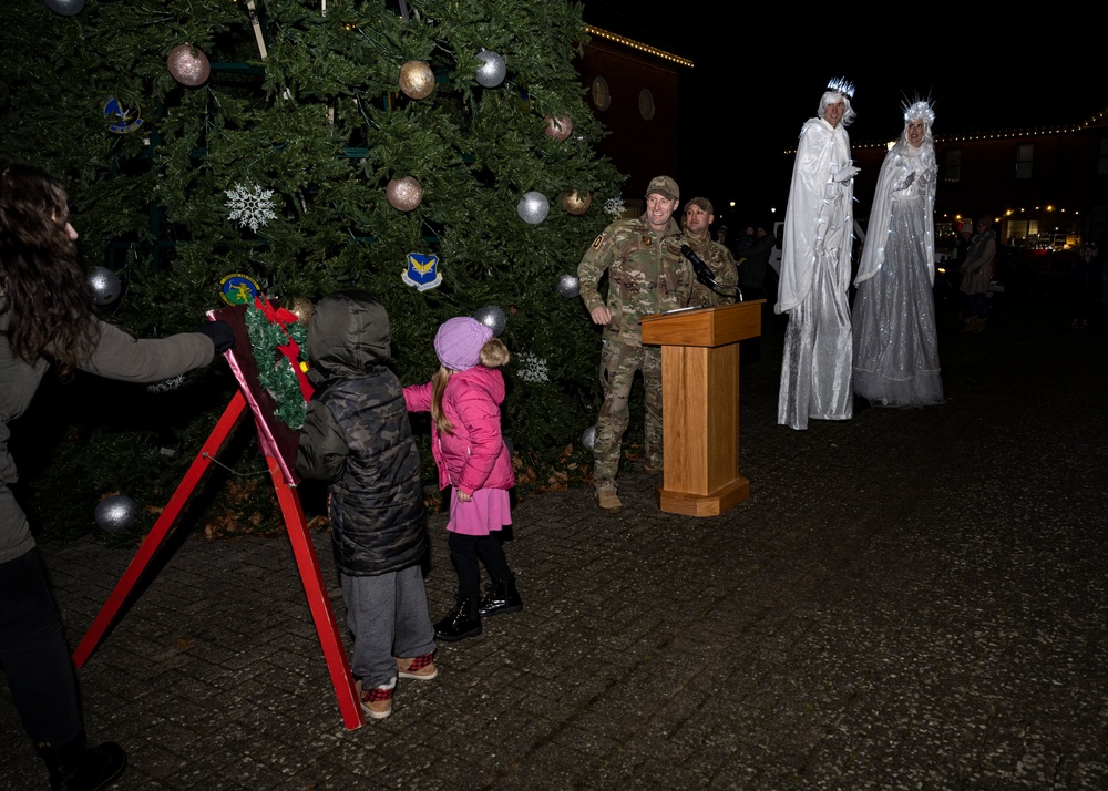 Team Mildenhall celebrates holiday season with tree lighting