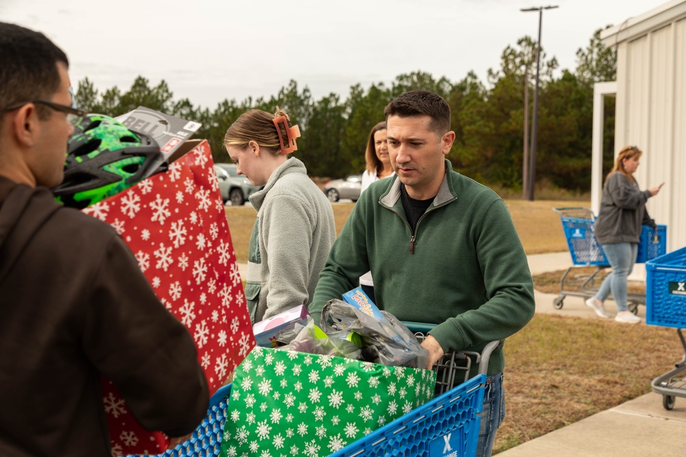 11th CYB delivers toys to Fort Eisenhower Christmas House 00