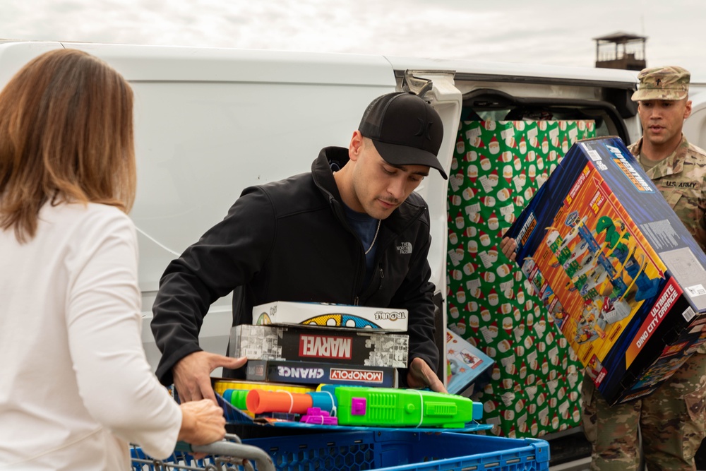 11th CYB delivers toys to Fort Eisenhower Christmas House 05