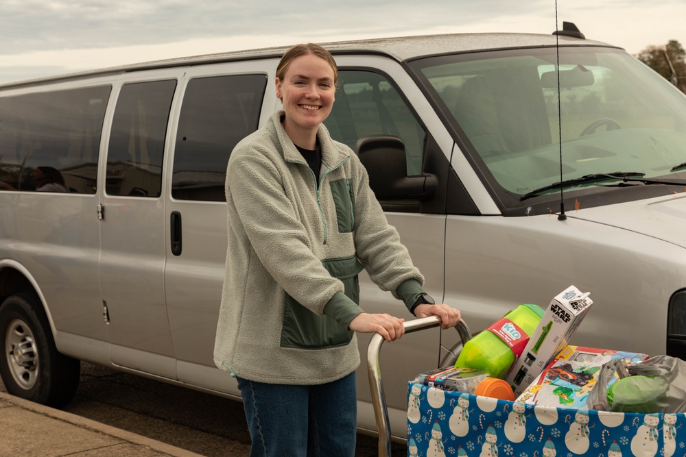 11th CYB delivers toys to Fort Eisenhower Christmas House 08