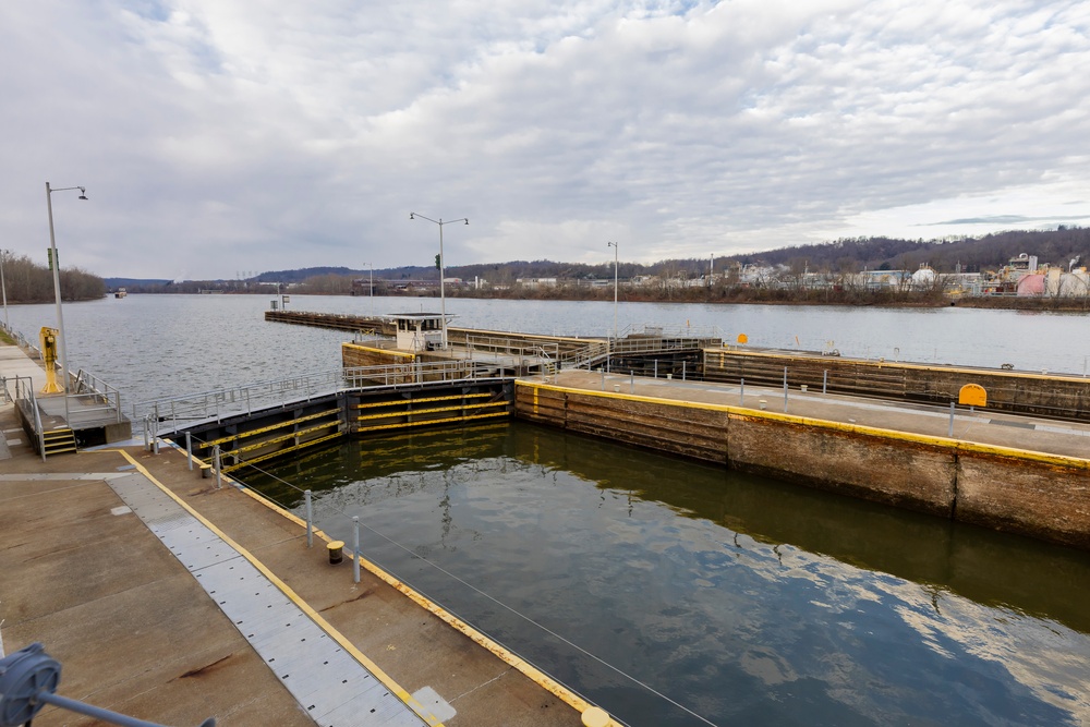 Headwaters Highlights: Elizabeth Locks and Dam crews keep navigation afloat at one of the oldest locks in the Nation