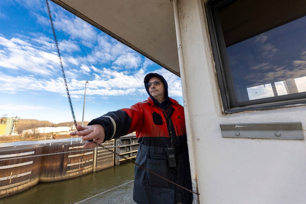 Headwaters Highlights: Elizabeth Locks and Dam crews keep navigation afloat at one of the oldest locks in the Nation