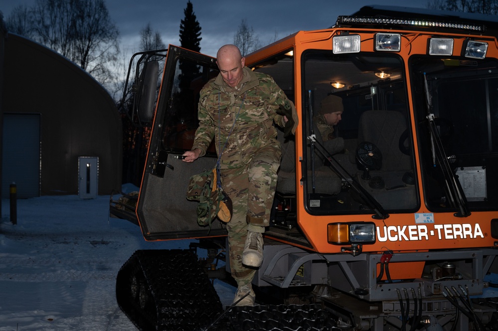 19th Air Force Commander Maj. Gen. Quinn visits Arctic Survival School on Eielson