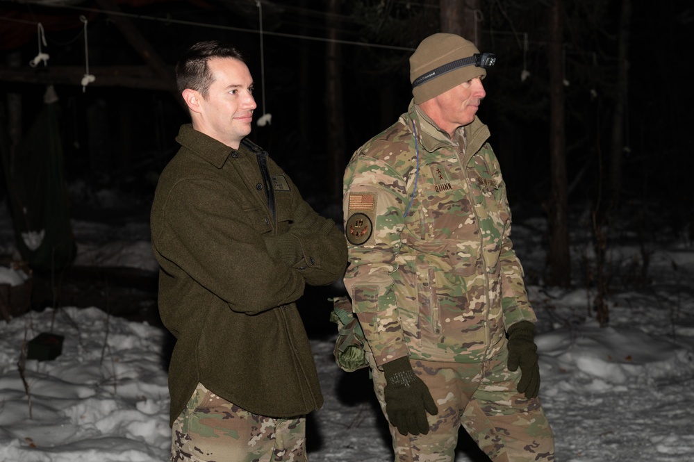 19th Air Force Commander Maj. Gen. Quinn visits Arctic Survival School on Eielson