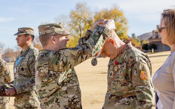 NETCOM changes leadership, signaleer ends 24-year career