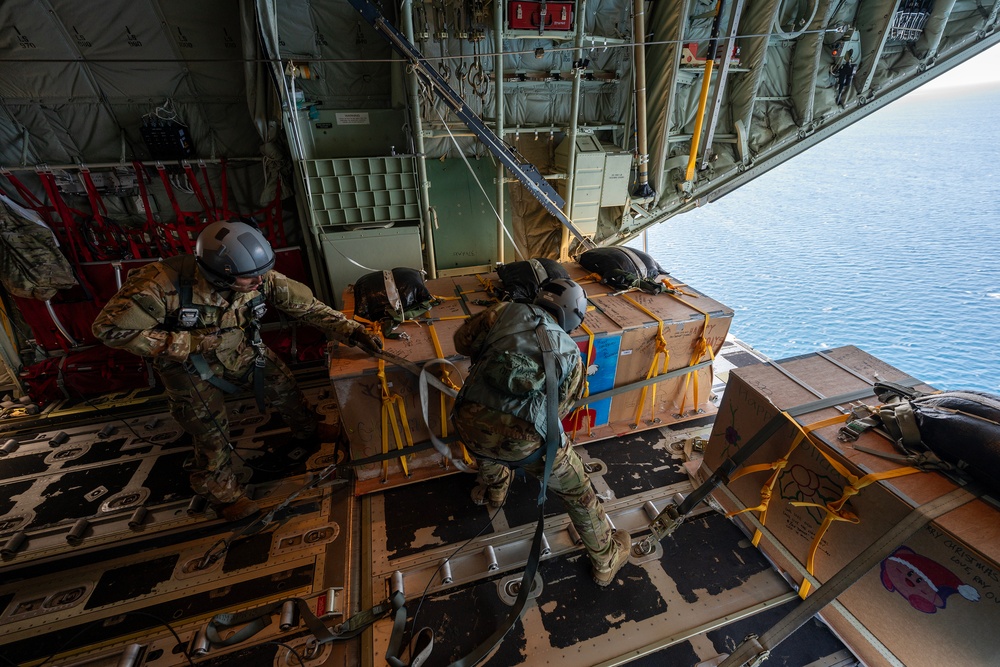 Santa 36: 36th EAS Airmen deliver humanitarian bundles to Satawan Atoll