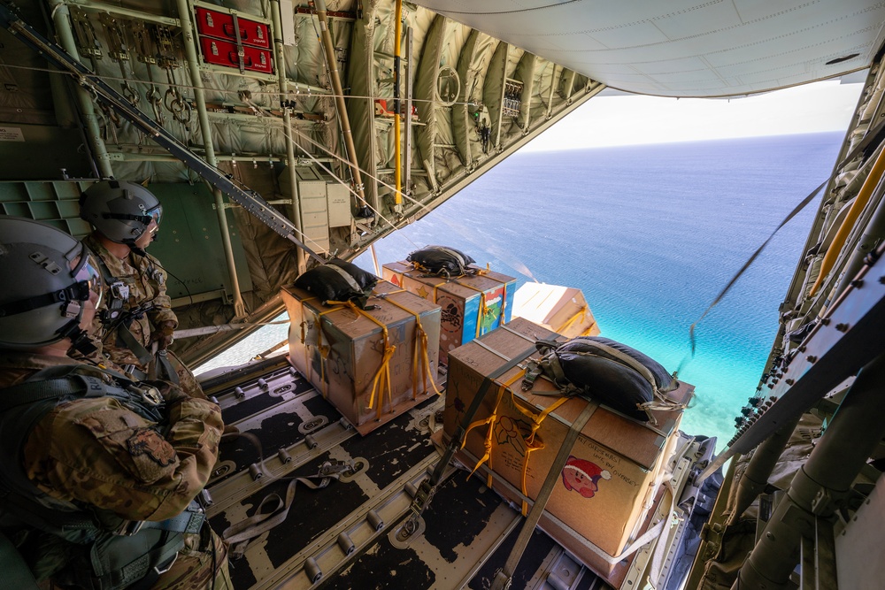 Santa 36: 36th EAS Airmen deliver humanitarian bundles to Satawan Atoll