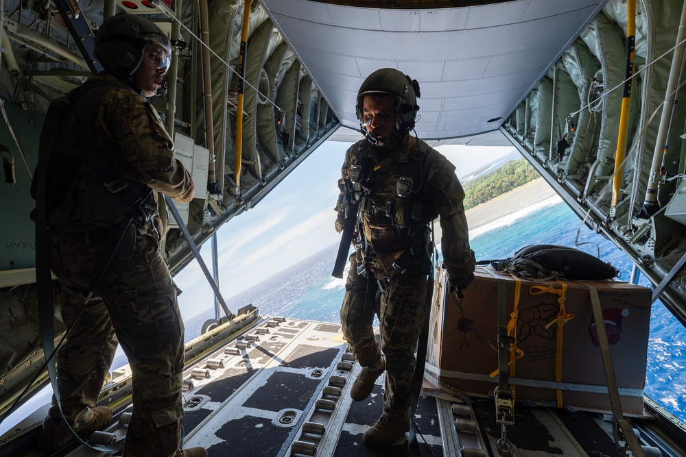 Santa 36: 36th EAS Airmen deliver humanitarian bundles to Satawan Atoll