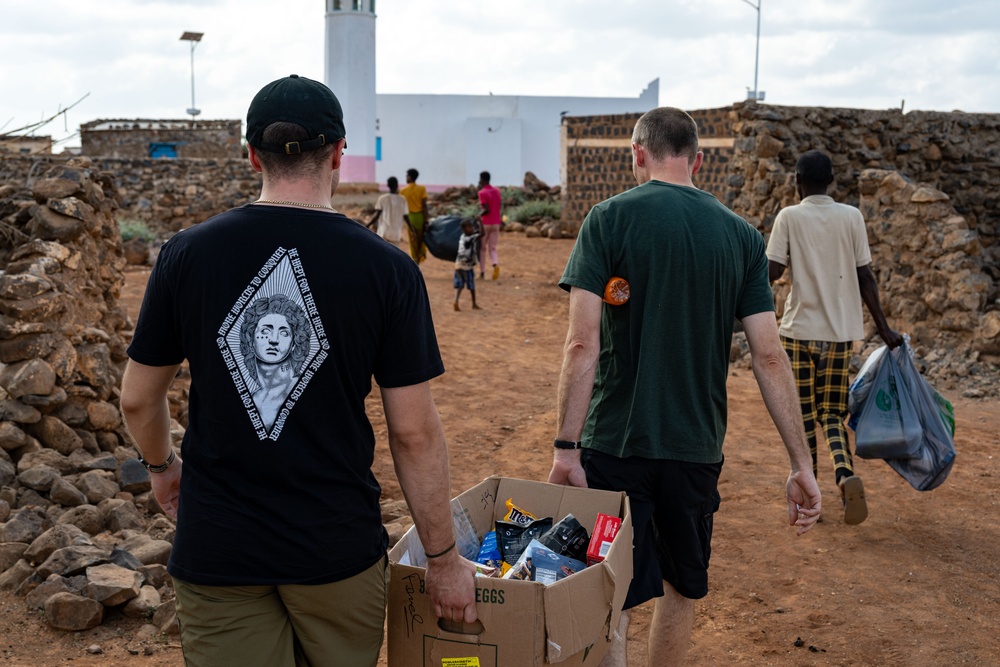 CJTF-HOA volunteers deliver toys to local families