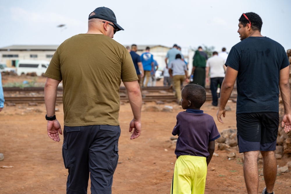 CJTF-HOA volunteers deliver toys to local families