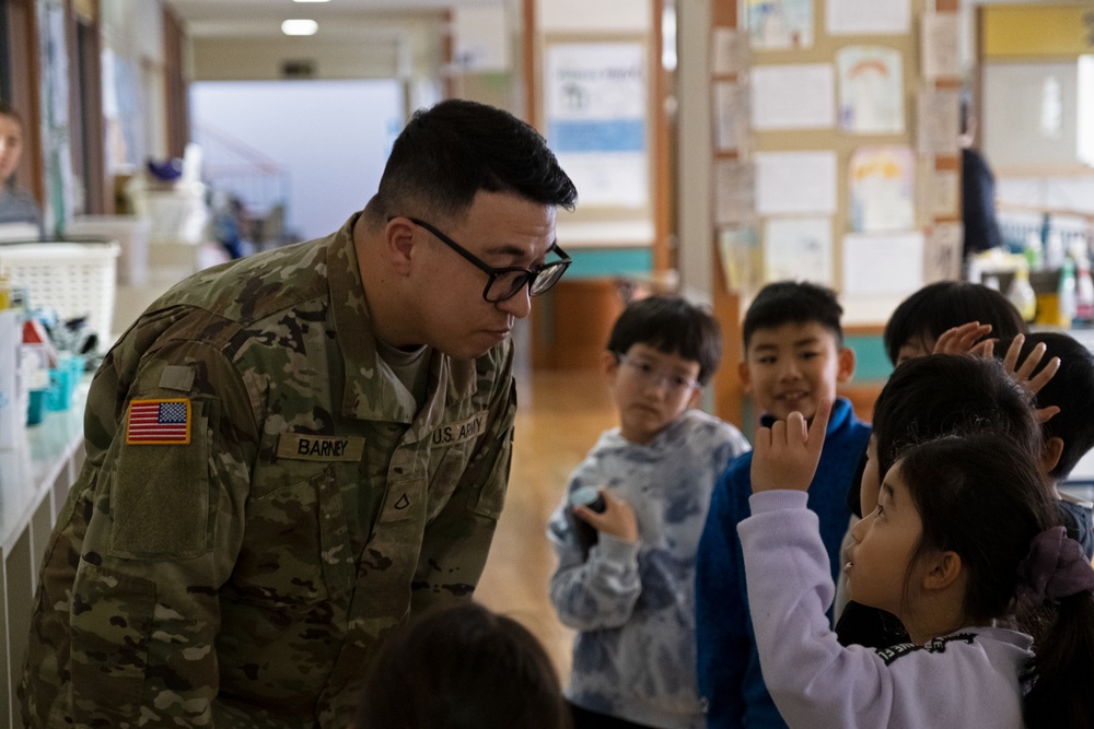 Service members from US, Japan, and Australia greet international students in Hokkaido