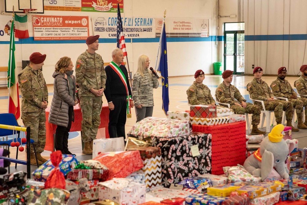 Sky Soldiers bring gifts for Italian kids