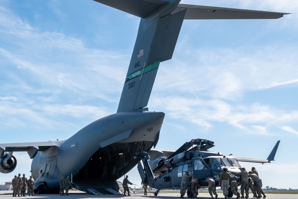 Exercise Distant Fury Stallion 23: Pave Hawks catch ride inside C-17