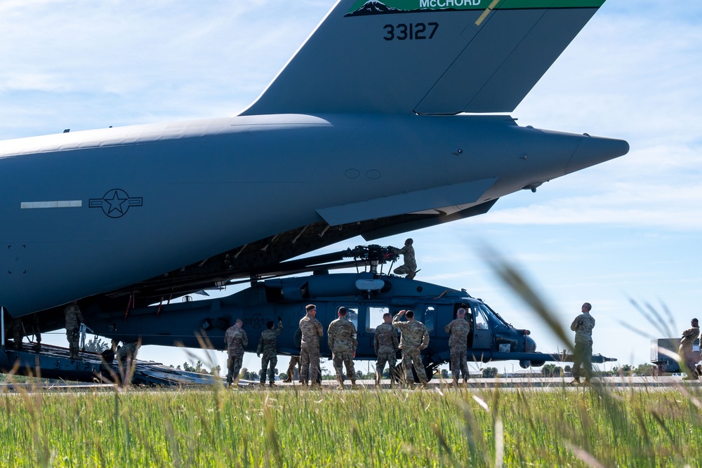 Exercise Distant Fury Stallion 23: Pave Hawks catch ride inside C-17