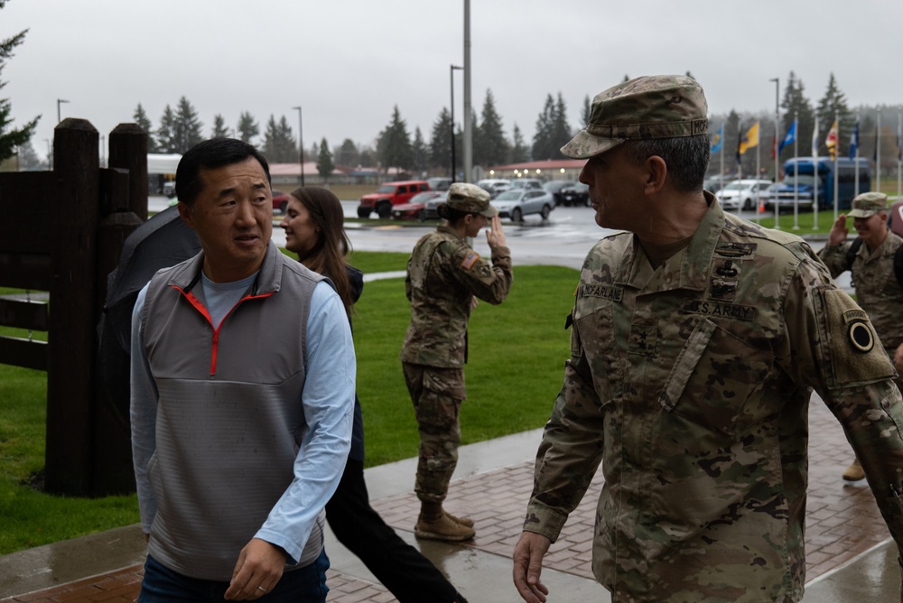 Principal Deputy to the ASA (ALT) speaks with America’s First Corps DCG and Soldiers about MPE and network management during Yama Sakura 85