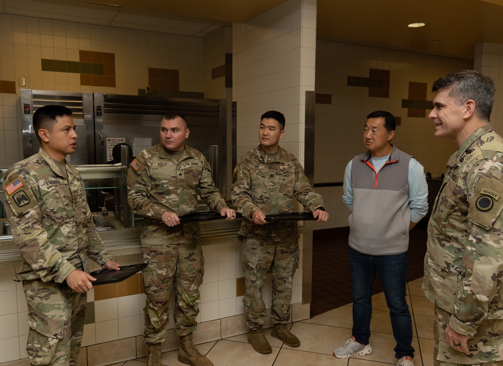 Principal Deputy to the ASA (ALT) speaks with America’s First Corps DCG and Soldiers about MPE and network management during Yama Sakura 85