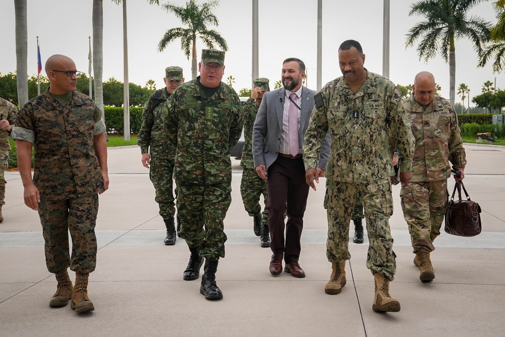 Colombian Gen. Giraldo visits SOUTHCOM