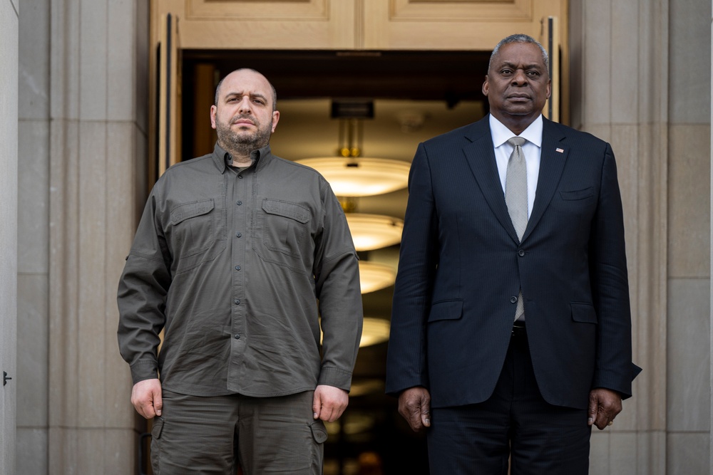 SD Hosts Ukrainian Minister of Defense for Bilateral Exchange