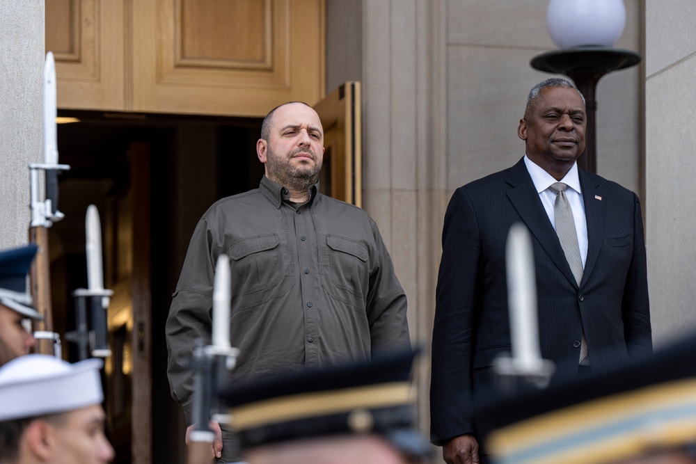 SD Hosts Ukrainian Minister of Defense for Bilateral Exchange