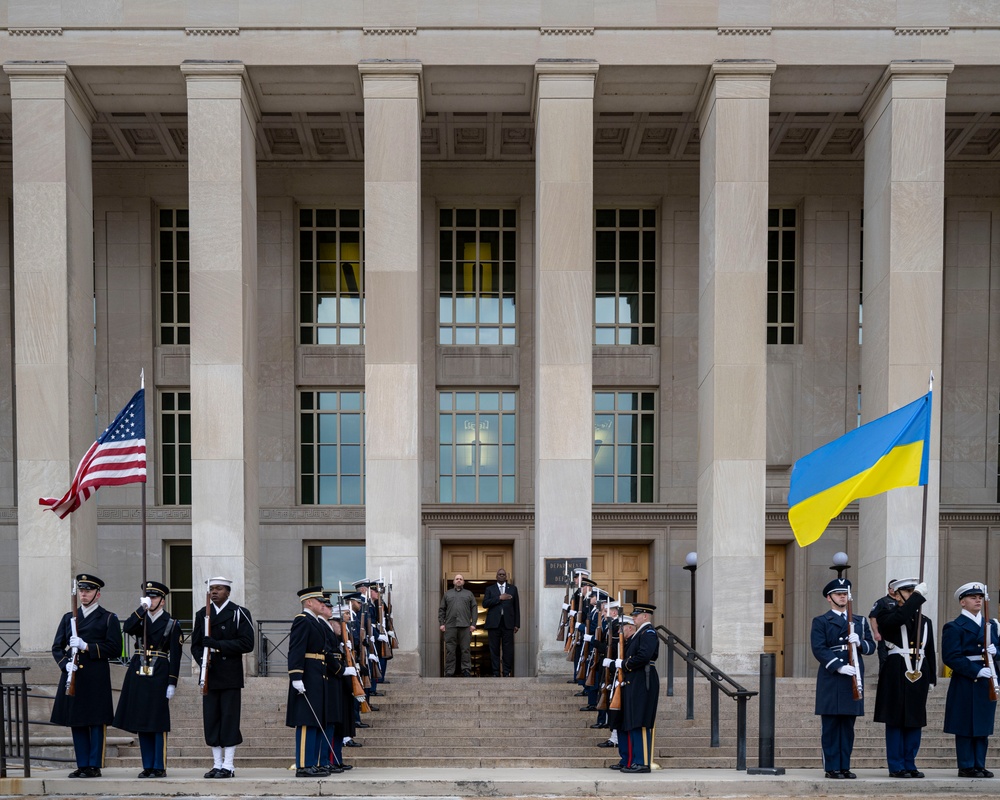 SD Hosts Ukrainian Minister of Defense for Bilateral Exchange
