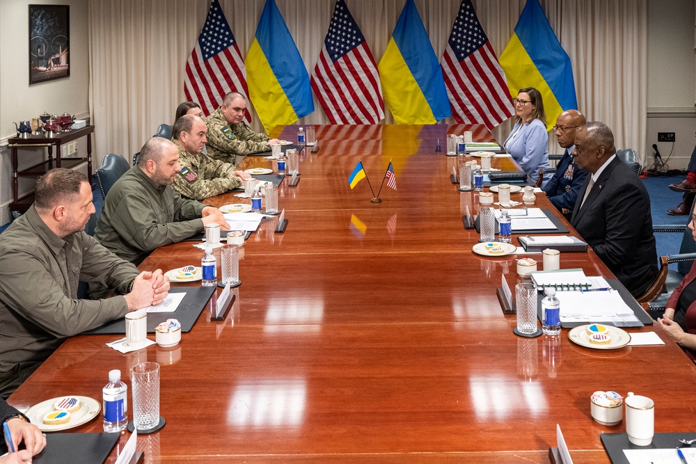 SD Hosts Ukrainian Minister of Defense for Bilateral Exchange