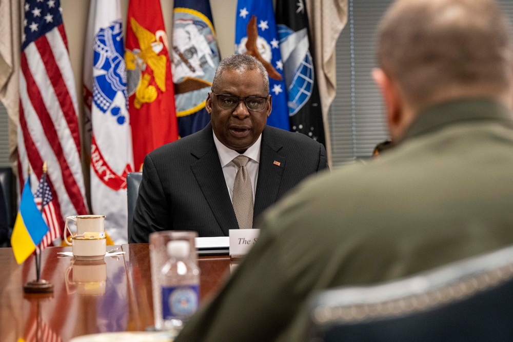 SD Hosts Ukrainian Minister of Defense for Bilateral Exchange