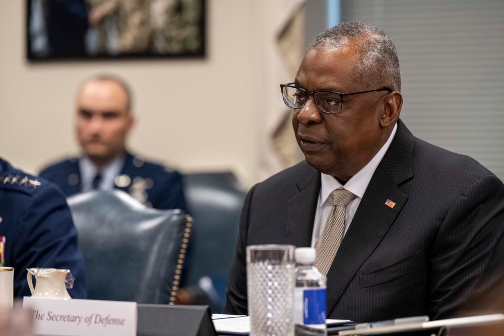 SD Hosts Ukrainian Minister of Defense for Bilateral Exchange