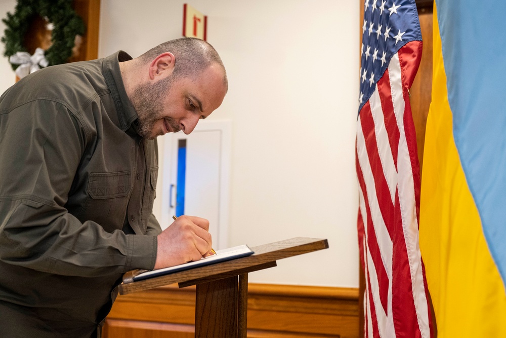 SD Hosts Ukrainian Minister of Defense for Bilateral Exchange