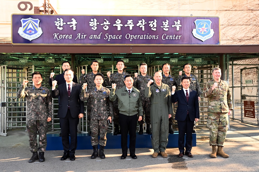 7th AF leadership meets with ROK Minister of National Defense for first USAF visit