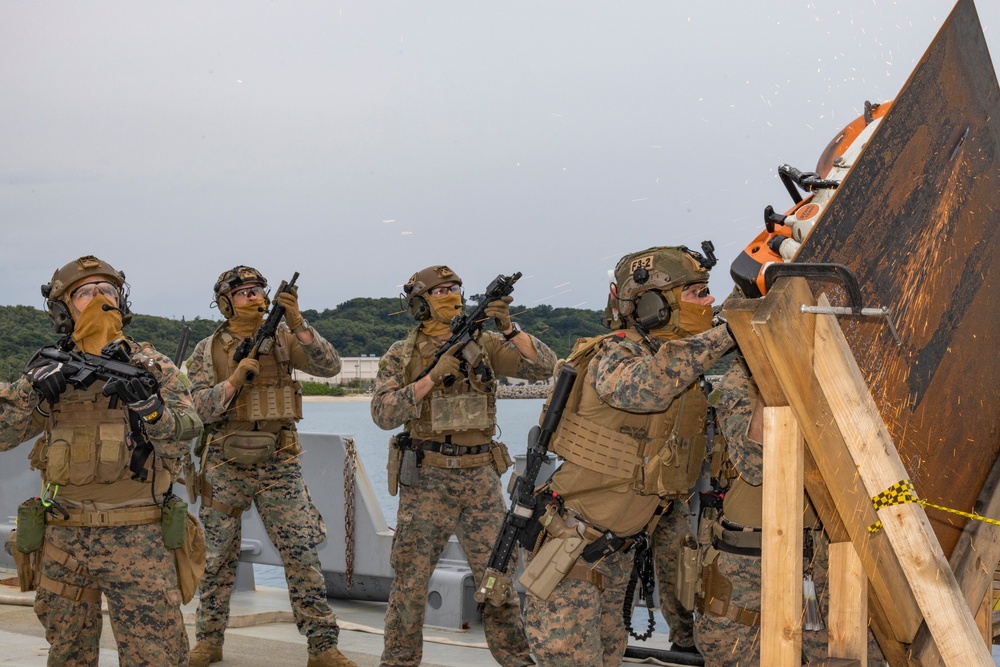 31st Marine Expeditionary Unit Maritime Raid Force conducts Visit, Board, Search and Seizure training aboard USAV Calaboza