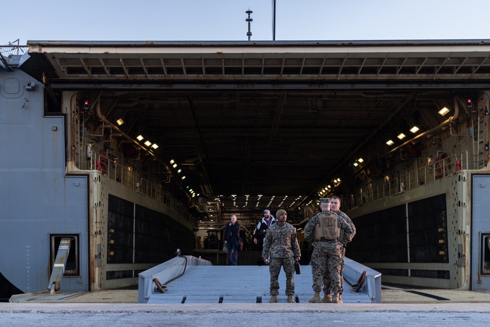 24th MEU Command Element Embarks USS New York