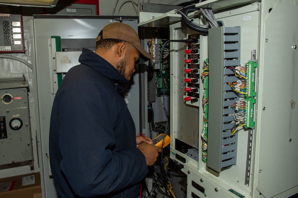 USS Ronald Reagan (CVN 76) Sailors perform planned maintenance and spot checks