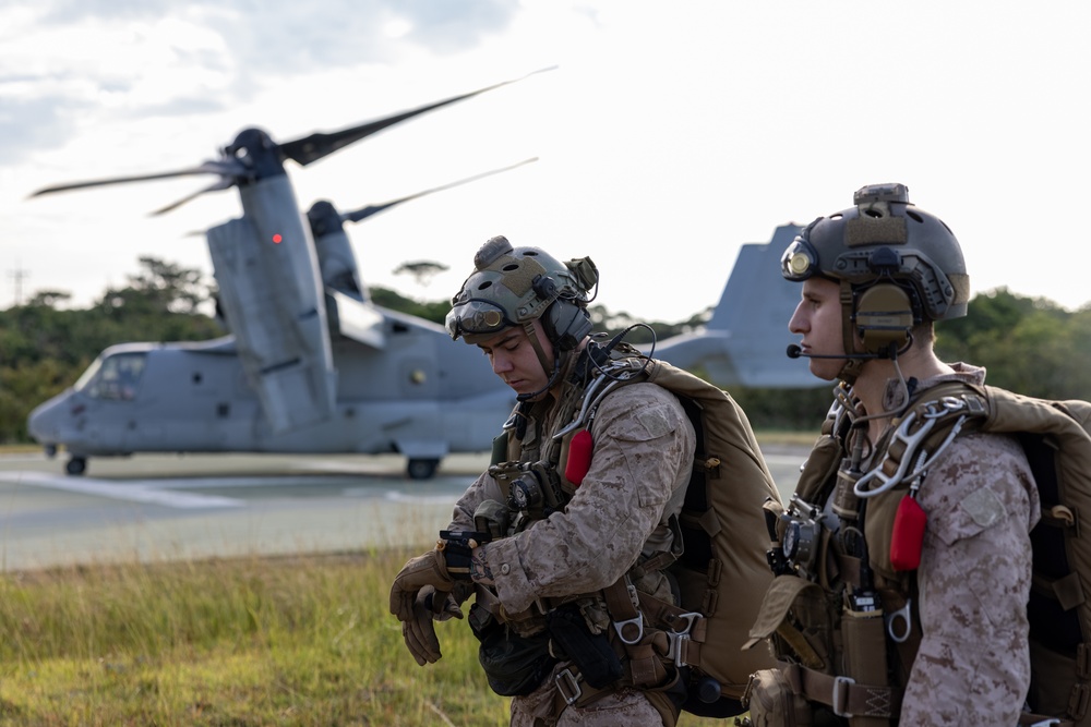 31st Marine Expeditionary Unit's Maritime Raid Force conducts Reconnaissance and Surveillance Insert training on Ie Shima Island