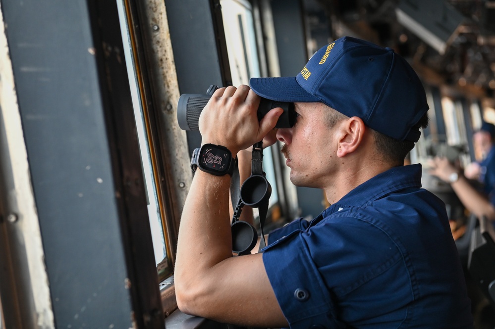 Coast Guard Cutter Polar Star (WAGB-10) conducts training drills