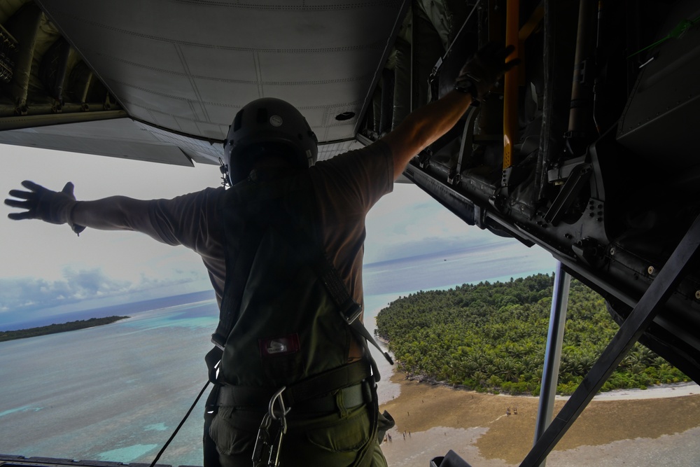 Santa 55: Royal Canadian Air Force delivers humanitarian aid during OCD 23