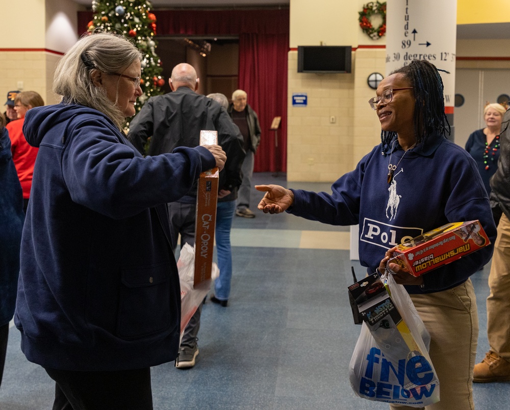 U.S. Marine Corps Reserve Band performs holiday concert