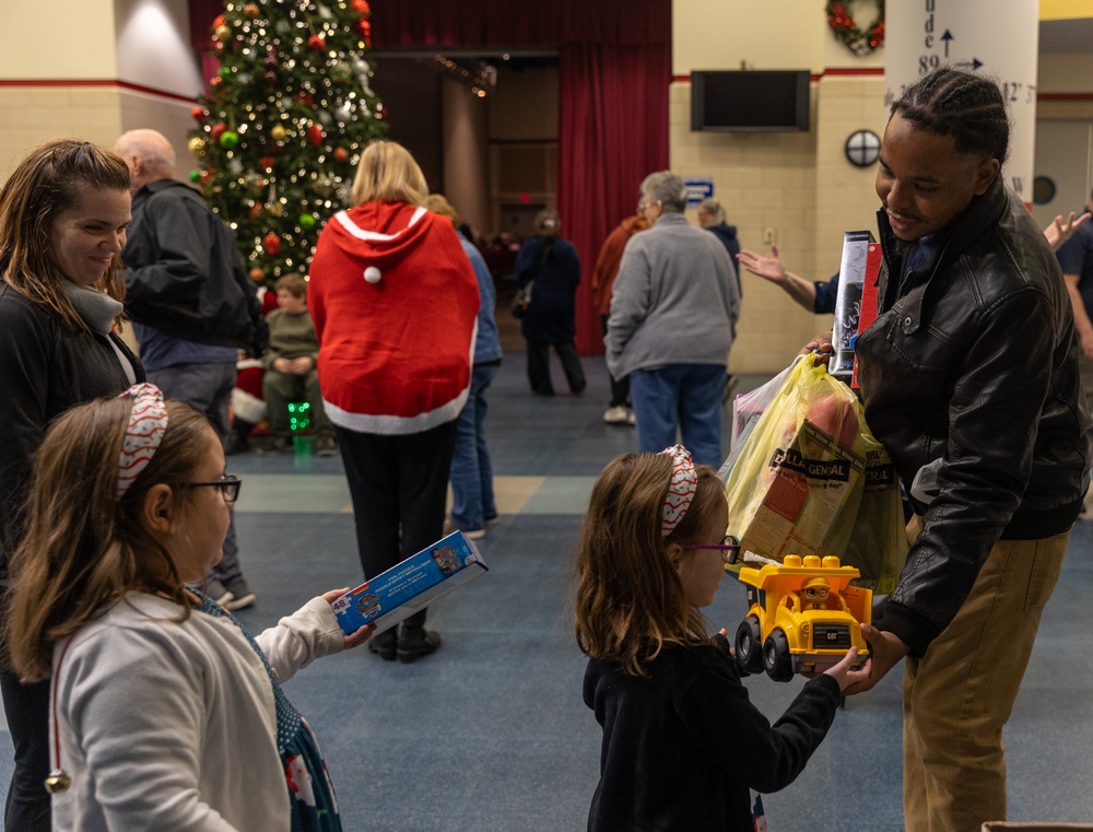 U.S. Marine Corps Reserve Band performs holiday concert