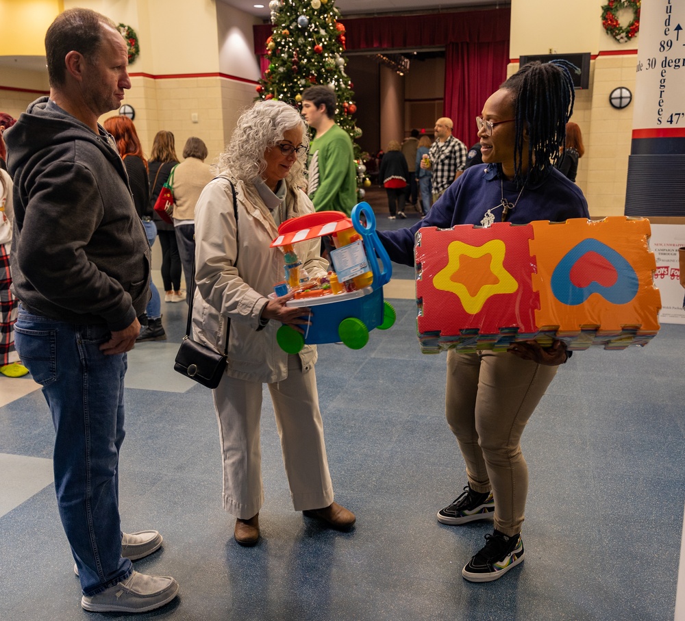 U.S. Marine Corps Reserve Band performs holiday concert