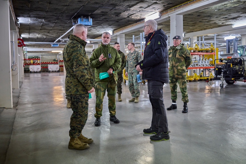 Maj. Gen. Sofge visits USMC Motor Pool in Norway