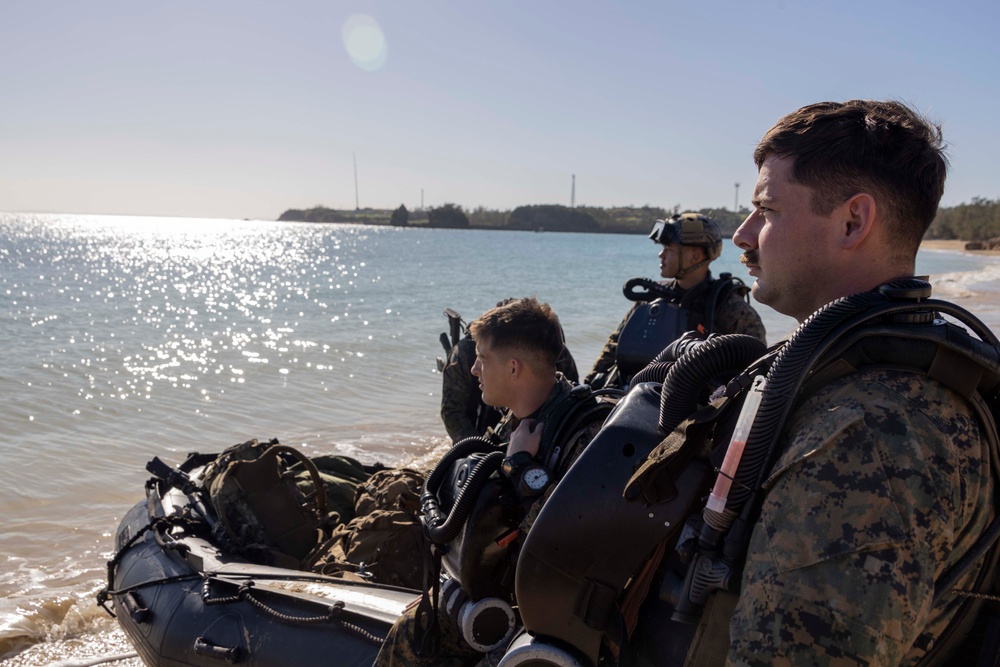 Scuba at Sunset: 31st Marine Expeditionary Unit’s Maritime Raid Force Dive Reconnaissance Team