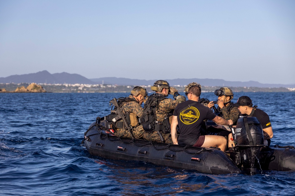 Scuba at Sunset: 31st Marine Expeditionary Unit’s Maritime Raid Force Dive Reconnaissance Team