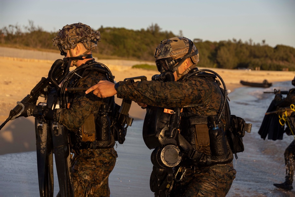 Scuba at Sunset: 31st Marine Expeditionary Unit’s Maritime Raid Force Dive Reconnaissance Team