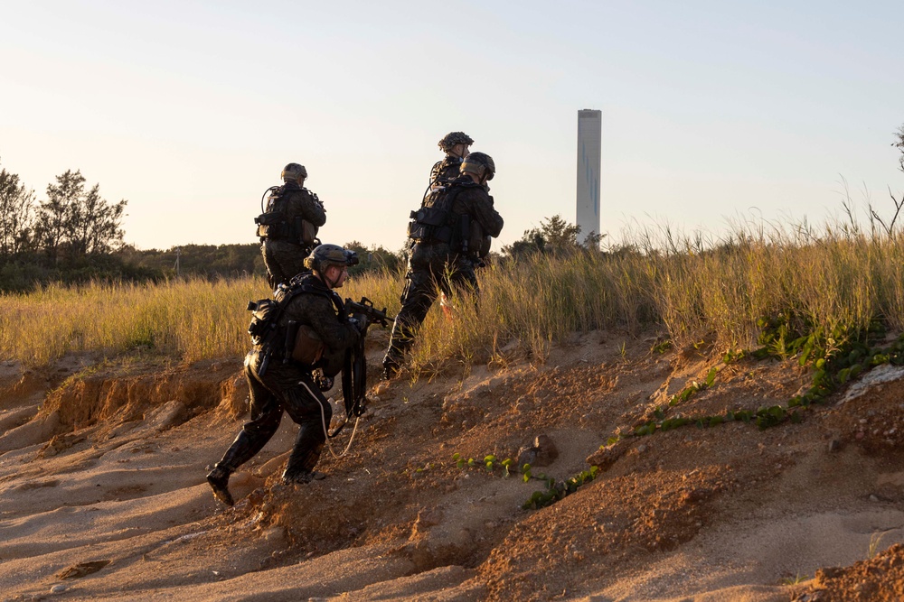 Scuba at Sunset: 31st Marine Expeditionary Unit’s Maritime Raid Force Dive Reconnaissance Team