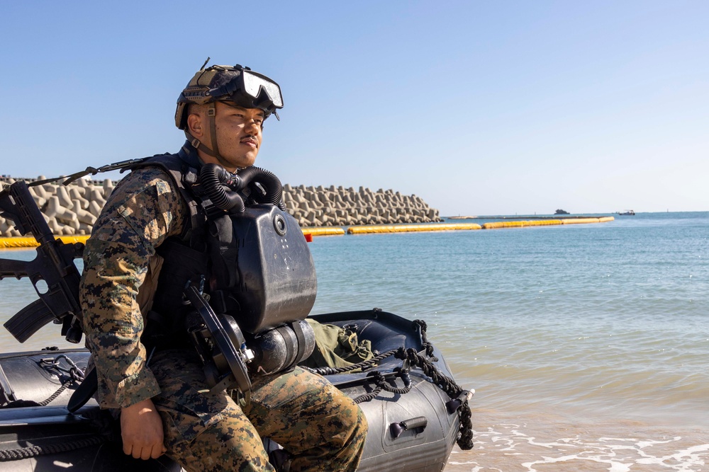 Scuba at Sunset: 31st Marine Expeditionary Unit’s Maritime Raid Force Dive Reconnaissance Team