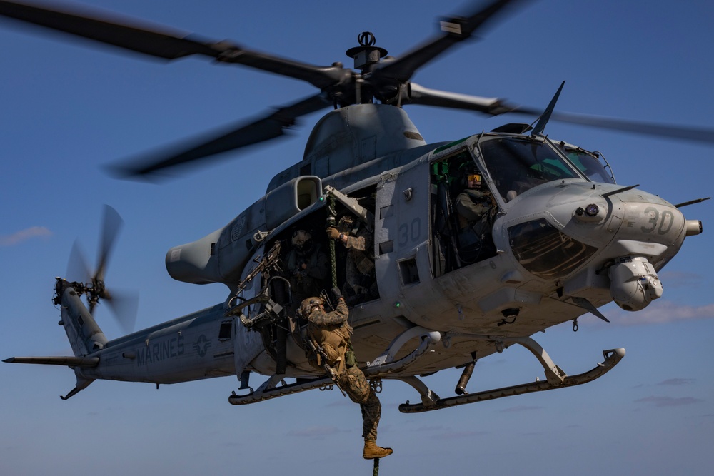 31st Marine Expeditionary Unit Maritime Raid Force conduct Visit, Board, Search and Seizure training aboard USS Hopper (DDG 70)