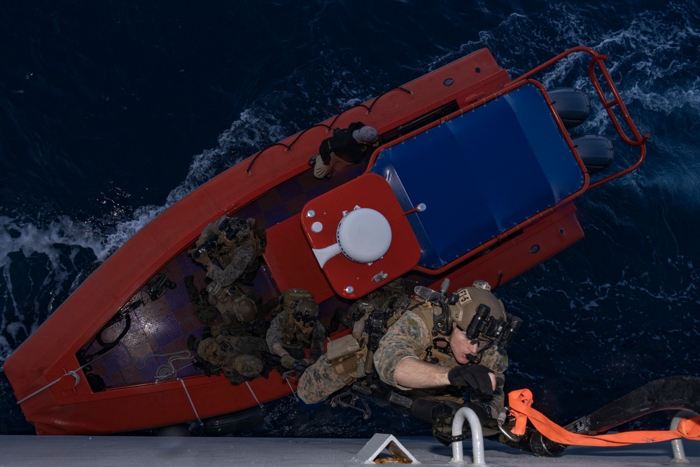 31st Marine Expeditionary Unit Maritime Raid Force conduct Visit, Board, Search and Seizure training aboard USS Hopper (DDG 70)